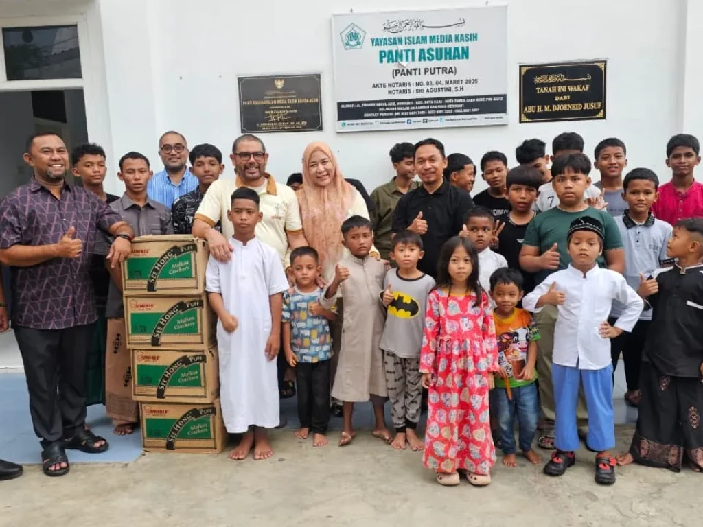 Nasir Djamil Serahkan Bantuan Makanan dan Genset untuk Panti Asuhan Islam Media Kasih Banda Aceh
