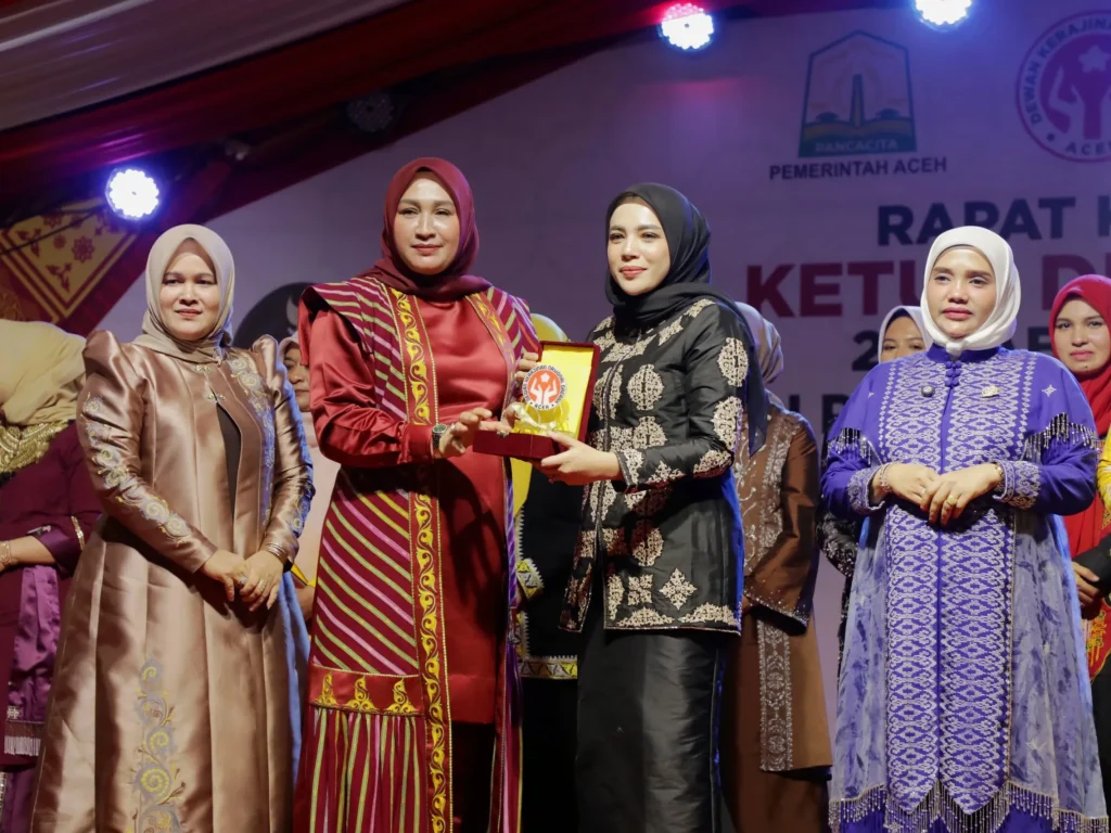 Ketua Dekranasda Lhokseumawe Raih Juara I Fashion Show Wastra Khas Daerah Tingkat Aceh 2025