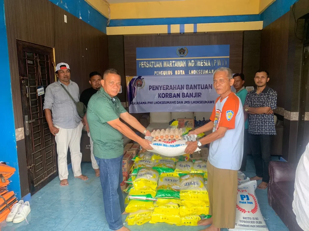 Ketua PWI Lhokseumawe Sayuti Memberikan bantuan sembako untuk salah satu wartawan