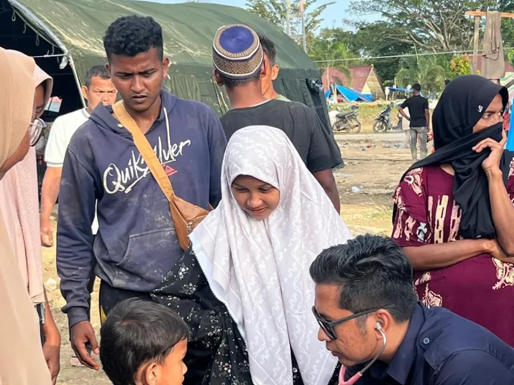 Pemeriksaan Kesehatan pada Anak Balita di Pengungsian Desa Geudumbak, Langkahan Aceh Utara (08/12/2025)