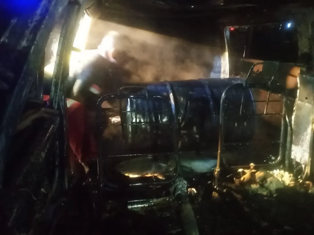 petugas mengamankan sejumlah barang bukti dari dalam mobil yang terbakar, di antaranya dua unit drum tangki modifikasi dan delapan jerigen