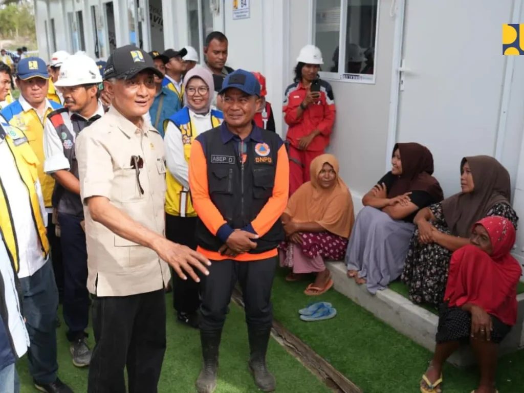 Menteri Pekerjaan Umum (PU) Dody Hanggodo meninjau Hunian Sementara (Huntara) di Kecamatan Langkahan, Kabupaten Aceh Utara, Selasa (24/2),