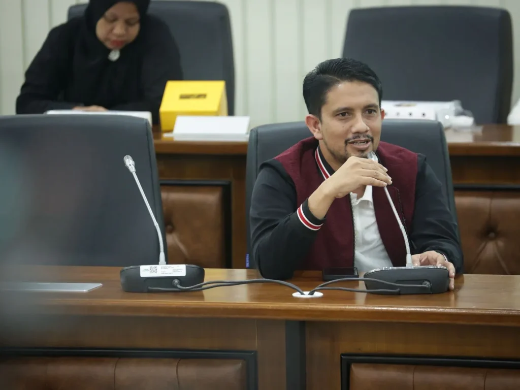Adam merupakan putra kelahiran Aceh Utara, 1 Oktober 1987, berasal dari Desa Paya Dua Ujong, Kecamatan Seunuddon