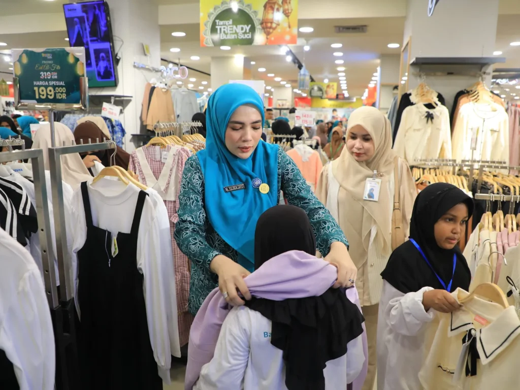 Yulinda Sayuti Ajak 100 Anak Yatim Pilih Sendiri Baju Lebaran, Suasana Haru Warnai Suzuya Mall