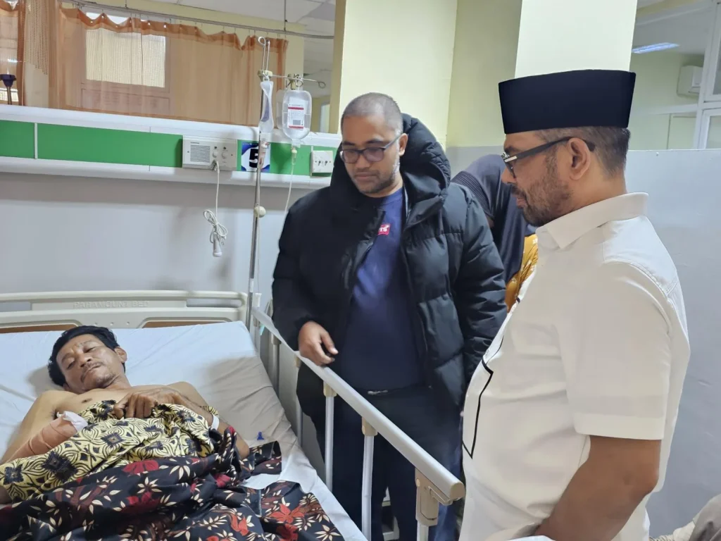 Nasir Djamil usai menjenguk korban sedang menjalani perawatan di Rumah Sakit Umum Daerah Zainoel Abidin (RSUZA) Banda Aceh, Sabtu (21/6/2026).