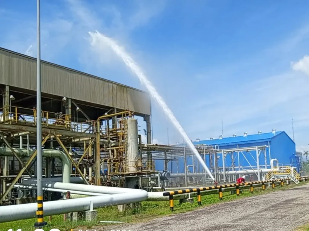 personel ERT PGE menghidupkan pompa fire hydrant untuk melanjutkan pendinginan area kebakaran
