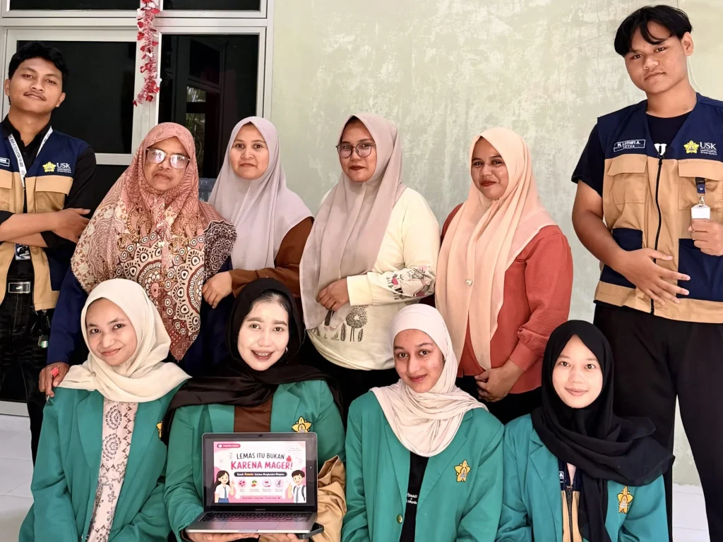 Mahasiswa Kuliah Kerja Nyata (KKN) Kelompok 236 Universitas Syiah Kuala (USK) yang bertugas di Desa Pulo Lawang, Kecamatan Jeumpa, berkolaborasi dengan kader Posyandu