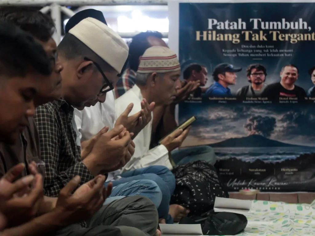 Puluhan Wartawan Yasinan Doakan Lima Jurnalis Hilang di Anak Krakatau