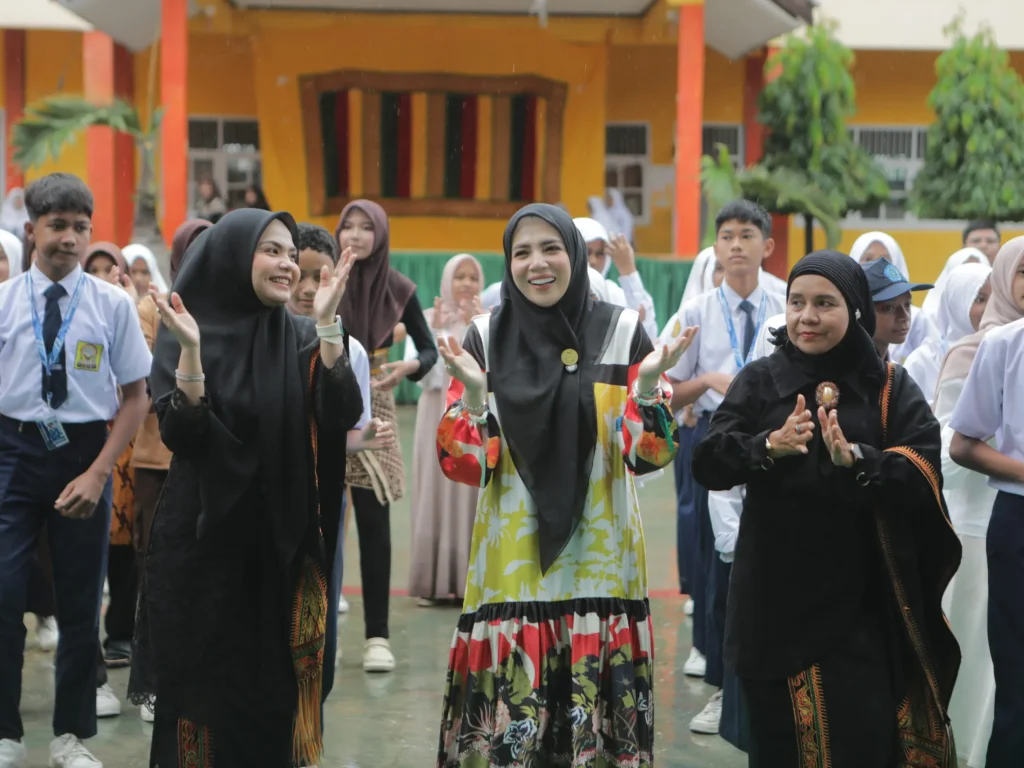 Yulinda yang merupakan alumni SMPN 1 angkatan 2003–2007 hadir dalam kegiatan bertema “Saweuw Sikula” atau kembali ke sekolah