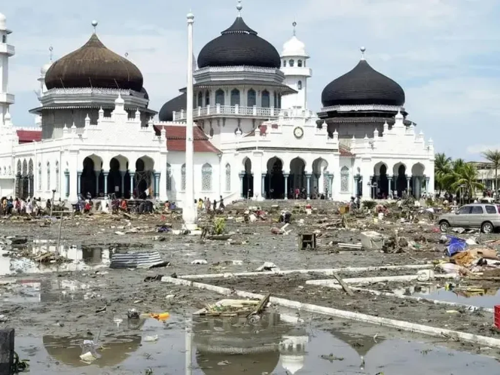 Indonesia-Tsunami-Mosque-as-Refuge-1-1