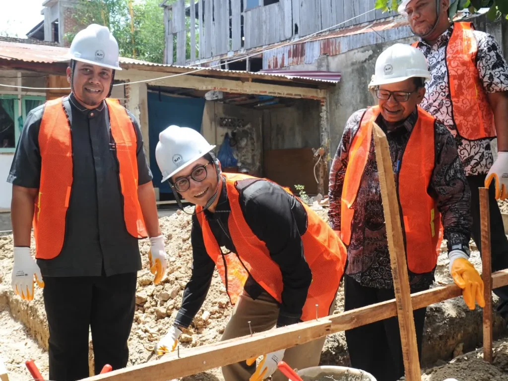 Ketua DPRK Banda Aceh, Irwansyah ST, melakukan peletakan batu pertama pembangunan rumah layak huni secara simbolis di Gampong Lhoong Cut, Kecamatan Banda Raya, Kamis (16/7/2026).