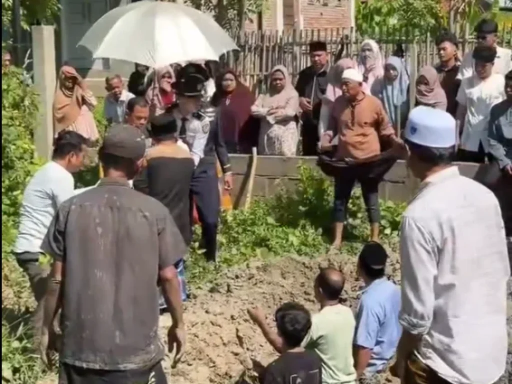 Jenazah Taruna Poltekpel Malahayati Asal Lhokseumawe Dimakamkan di Dusun Beurandeh Meunasah Mee Muara Dua