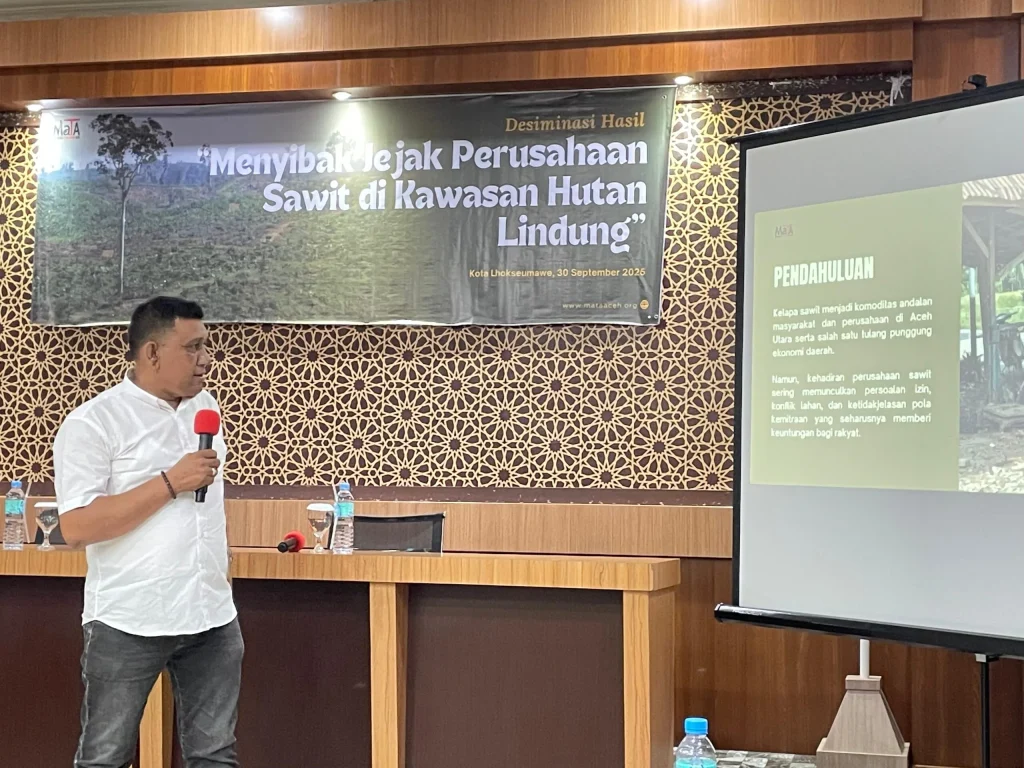 Koordinator MaTA Alfian saat
diseminasi hasil dan diskusi dengan di Hotel Diana Lhokseumawe, Selasa, 30
September 2025. Foto: newsrbaceh/Raja Baginda
