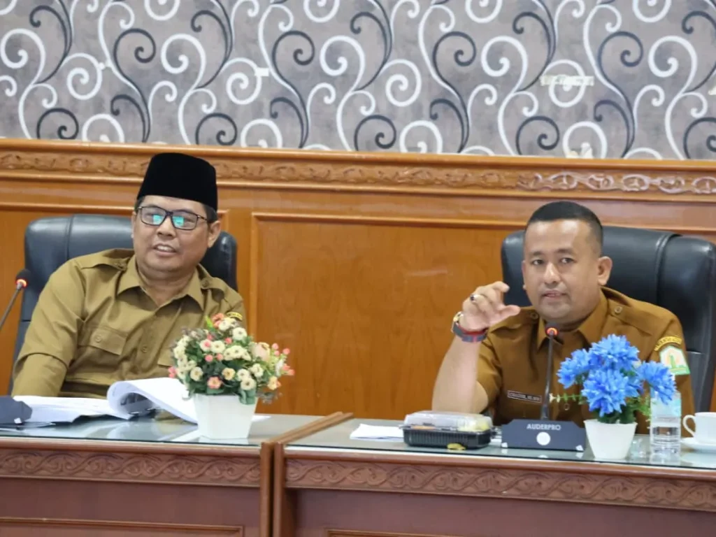 (Plh.) Kepala Dinas Sosial Aceh, Zulkarnain, SKM., M.Kes bersama , Sekretaris, Chaidir, SE., MM