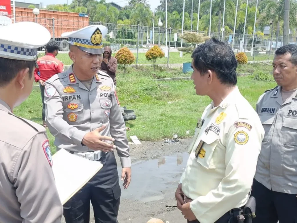 Kasat Lantas Polres Lhokseumawe AKP Irfan Firdaus sedang berada di TKP