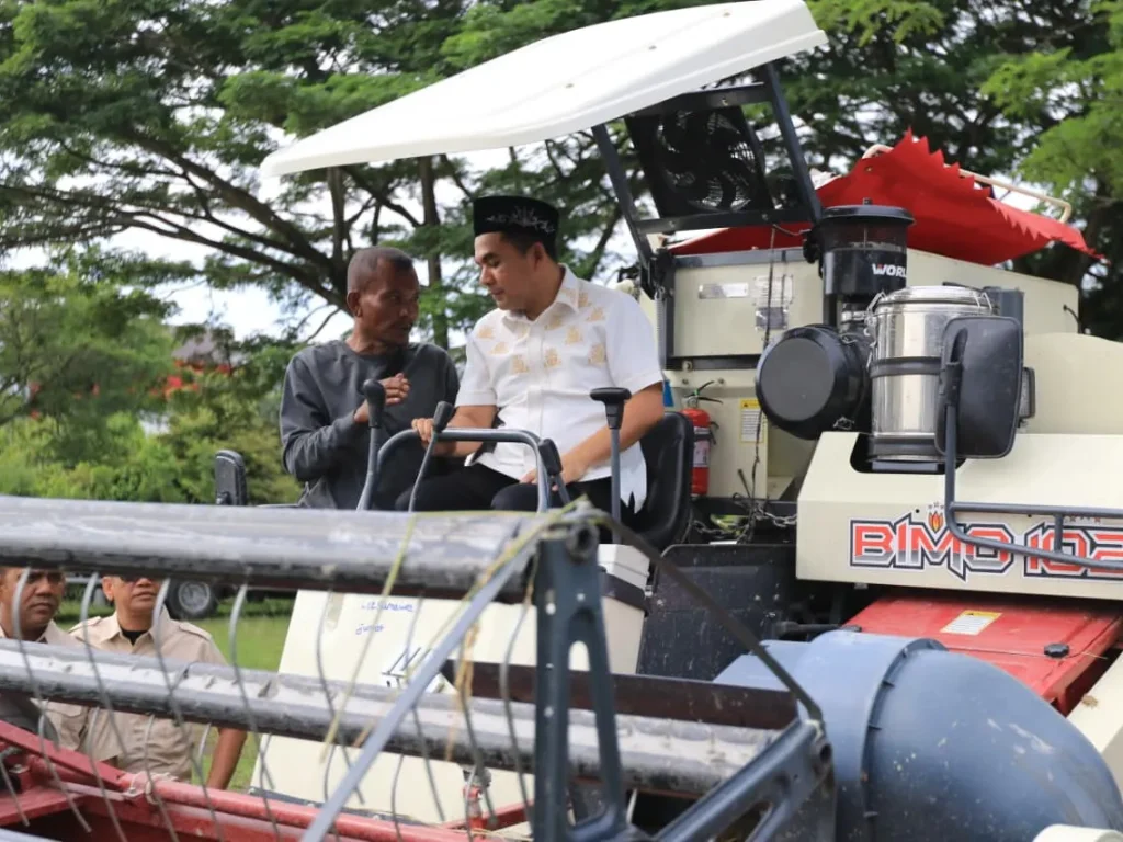 Wali Kota Lhokseumawe, Dr. Sayuti Abubakar, S.H., M.H., menyerahkan bantuan Alat dan Mesin Pertanian (Alsintan) kepada kelompok tan