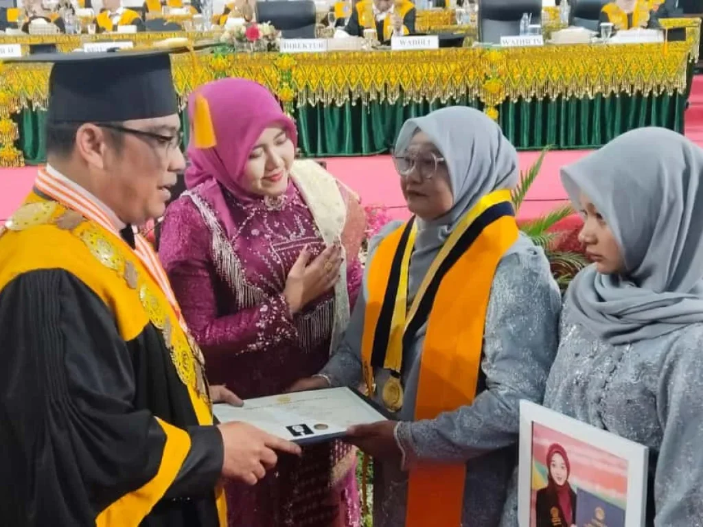 Toga yang Tak Sempat Dikenakan: Ijazah Safira Diserahkan kepada Sang Ibu di Tengah Isak Haru Wisuda PNL