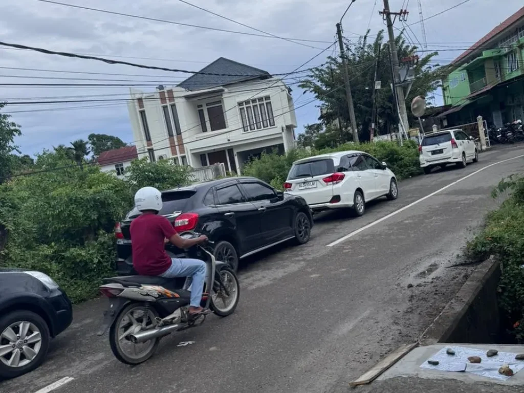 keberadaan mobil dinas milik Para pekerja di Puskesmas Banda Raya yang setiap hari terparkir di sepanjang Jalan T. di Lhong I.