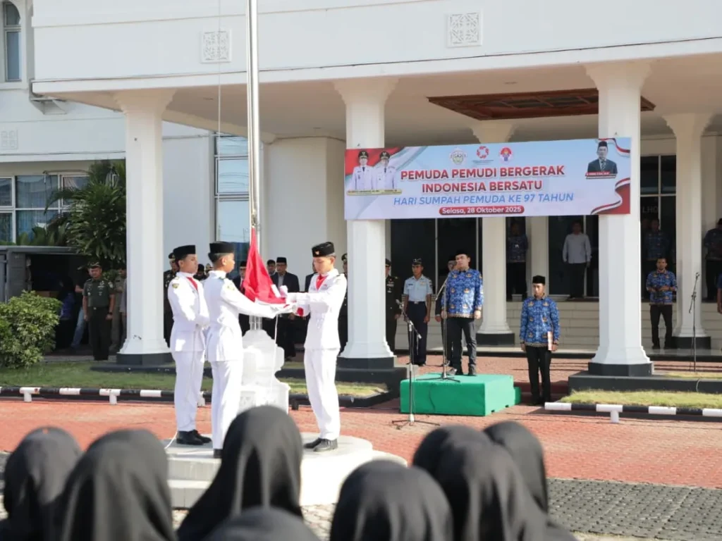 Dr. Sayuti Abubakar, S.H., M.H., bertindak sebagai inspektur upacara.