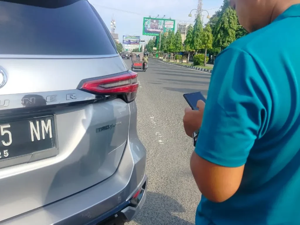 Mahasiswi Terserempet Akibat Parkir Sembarangan, Pemilik Mobil Malah Tuntut Ganti Rugi