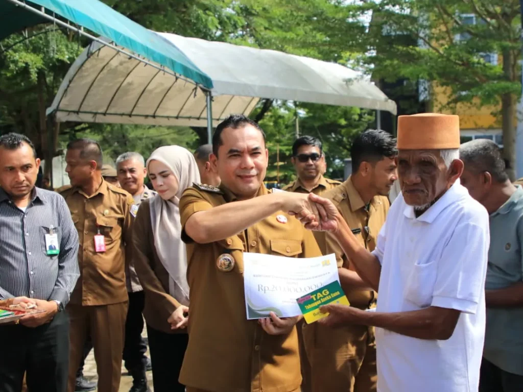 Wali Kota Lhokseumawe DR sayuti Abubakar menyerahkan secara simbolis Buku Tabungan Bantuan Stimulan Perumahan Swadaya (BSPS) Tahun 2025 kepada masyarakat penerima manfaat