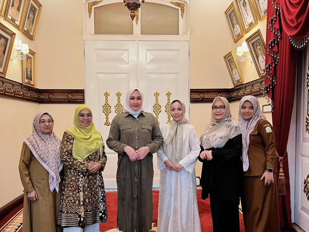 Istri Gubernur Aceh Marlina Muzakir ( tengah ), Amy Atmanto , Lina Bustami & Jajaran Pengurus Dekranasda Aceh