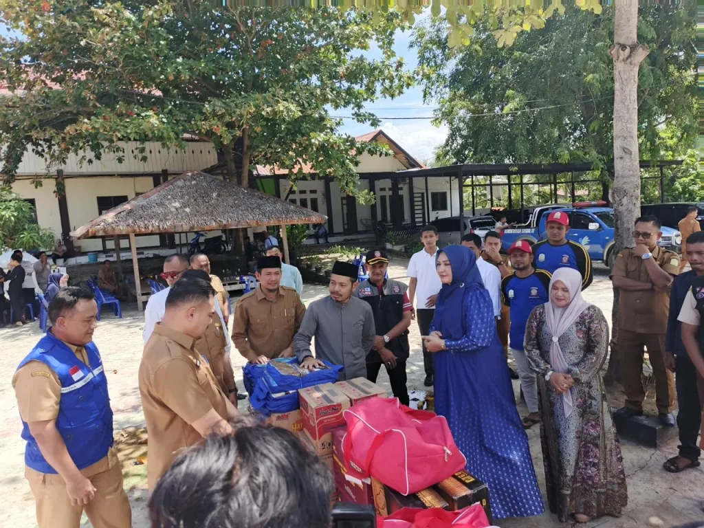 Pondok Pesantren Kebakaran, Istri Gubernur Aceh Serahkan Bantuan untuk Santri Babul Maghfirah