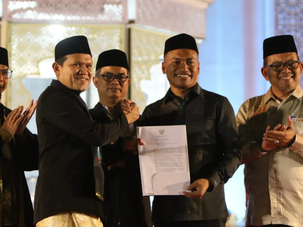 Wakil Gubernur Aceh Fadhlullah (Dek Fadh) menyerahkan SK Penunjukan kabupaten Abdya sebagai tuan rumah MTQ Ke-38 kepada Bupati Safaruddin, Meureudu, Jumat (7/11/2025) malam.