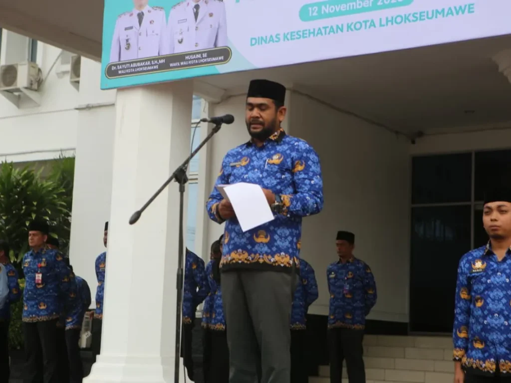 Muhammad Maxsalmina, S.Hi., M.H., mewakili Wali Kota Lhokseumawe bertindak sebagai pembina upacara sekaligus membacakan amanat Menteri Kesehatan RI
