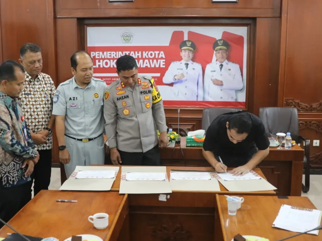 Wali Kota Lhokseumawe Teken Komitmen Bersama untuk Tertib Administrasi PKB, SWDKLLJ, dan PNBP