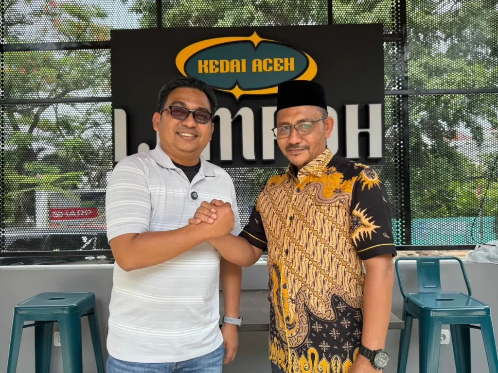 Anggota DPD RI asal Aceh, H. Sudirman Haji Uma atau biasa disapa Haji Uma, bertemu dengan General Manager (GM) PLN Unit Induk Distribusi (UID) Aceh, Eddi Saputra