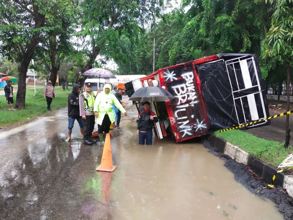 Truk Enam Roda Terbalik di Jalan Medan–Banda Aceh, Polisi: Diduga Akibat Jalan Licin dan Lubang Besar