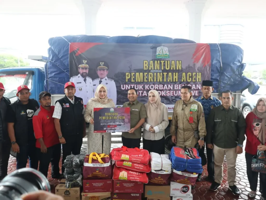 Istri Gubernur Aceh yang juga Ketua TP PKK Aceh, Ny. Marlina Muzakir, turun langsung ke Lhokseumawe untuk menyerahkan bantuan logistik bagi masyarakat terdampak banjir didampingi Plt. Kepala Dinas Sosial Aceh, Chaidir, S.E., M.M.,