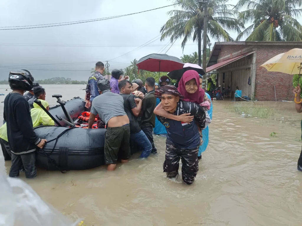 TNI AL Lhokseumawe Evakuasi Warga Terjebak Banjir di Pulau Rungkom, Paloh Ogeh, dan Meunasah Pulau