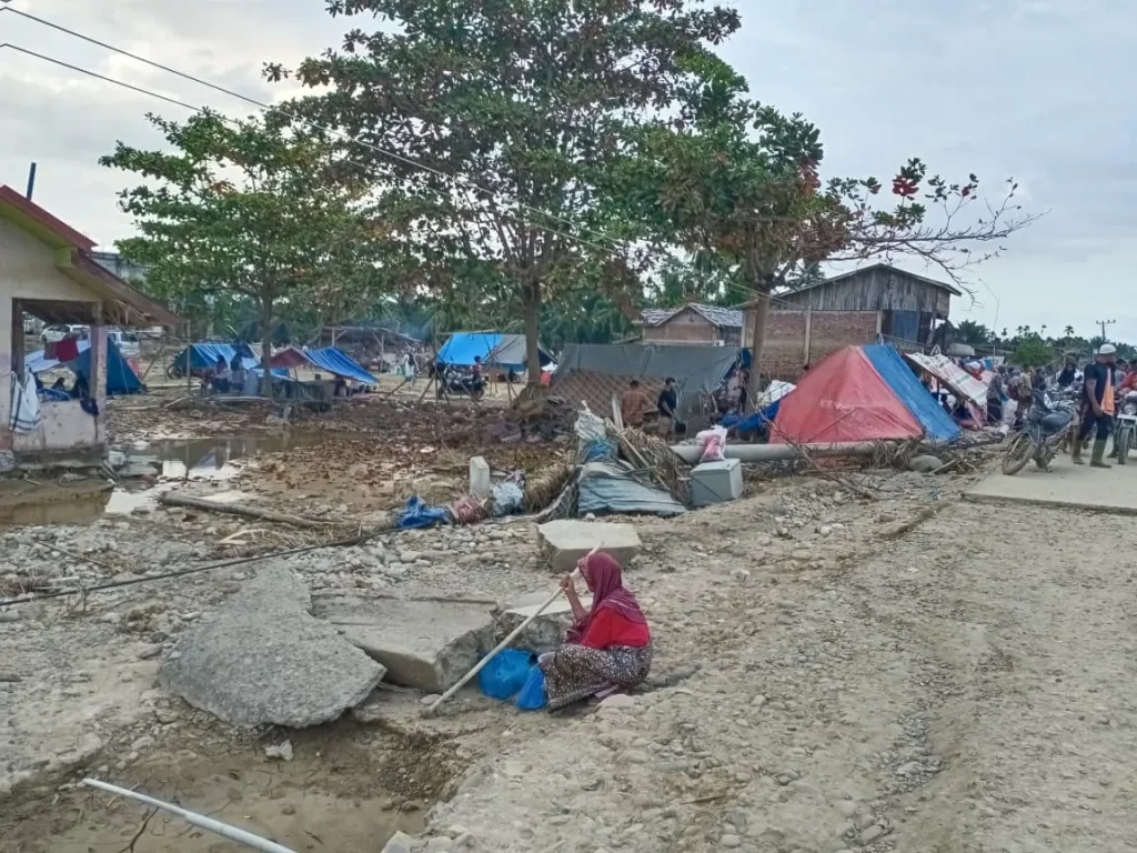 Banyak warga kini bertahan di pinggir jalan, berdesakan di bawah terpal tipis. Ada ibu hamil, lansia, hingga anak-anak kecil yang harus tidur tanpa fasilitas