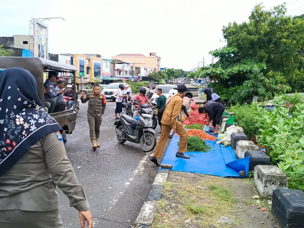 Hindari Kemacetan Jembatan, Satpol PP Arahkan Pedagang Cabai Pindah ke Depan SDN 12 Banda Sakti