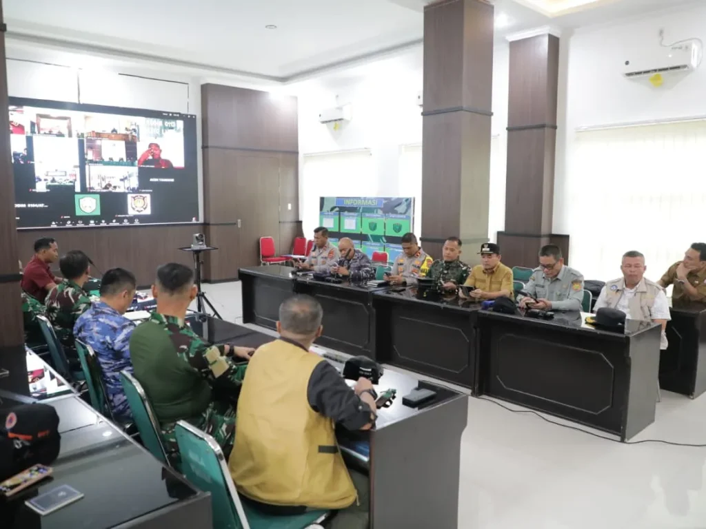 Wali Kota Lhokseumawe, Dr. Sayuti Abubakar, S.H., M.H., menghadiri Rapat Koordinasi Penanggulangan Bencana Banjir dan Longsor yang digelar di Aula Yudha Korem 011/Lilawangsa, Senin (15/12/2025)