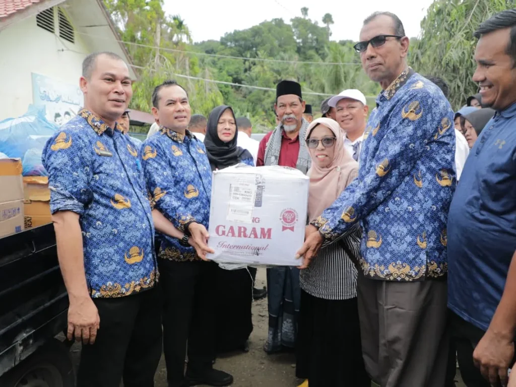 Wali Kota Lhokseumawe Serahkan Bantuan Alat Tulis Sekolah dan Sarana Pendidikan Pascabanjir di Ujong Pacu