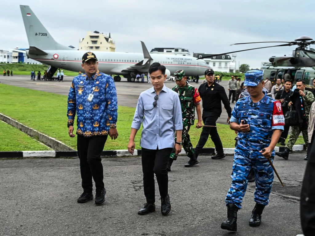 Panglima Komando Daerah Militer I/Bukit Barisan Mayjen TNI Hendy Antariksa menyambut kedatangan Wakil Presiden Republik Indonesia Gibran Rakabuming Raka