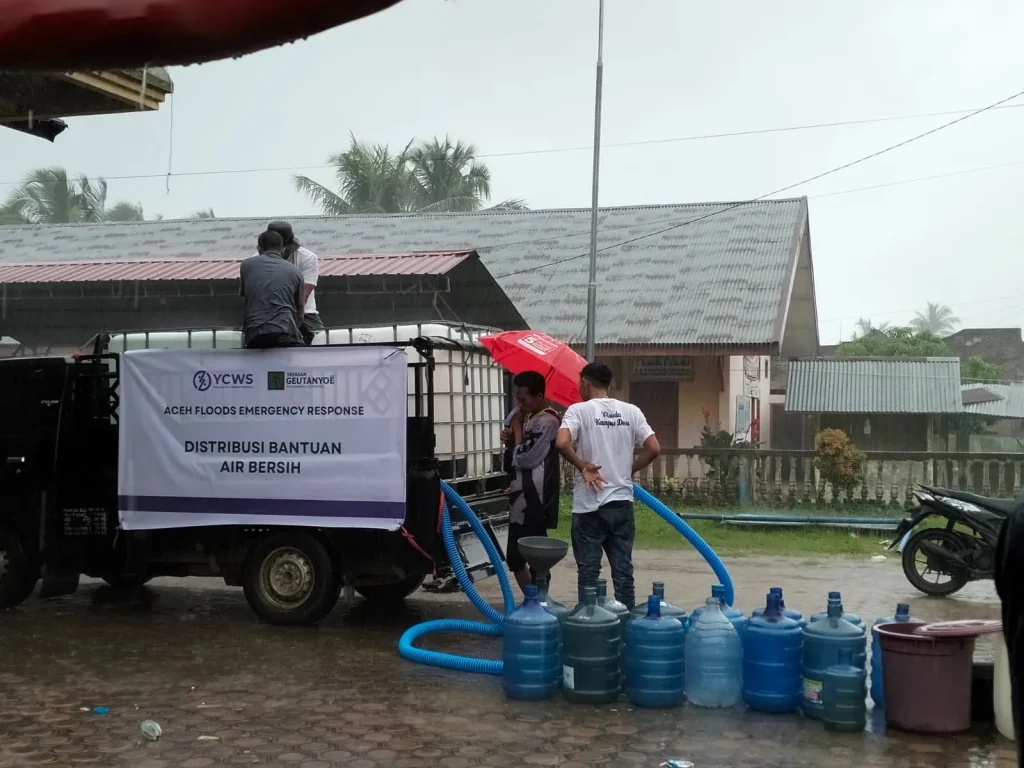 YCWS dan Yayasan Geutanyoe Salurkan Air Bersih bagi Pengungsi Banjir di Aceh Utara