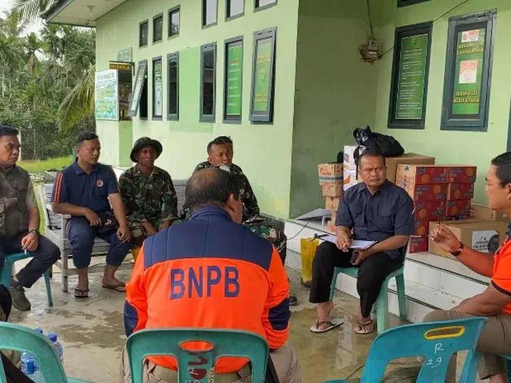 Deputi Bidang Penanganan Darurat BNPB, Mayjen TNI Budi Irawan (kanan) berkoordinasi dengan petugas di Koramil di Langkahan, Aceh Utara.