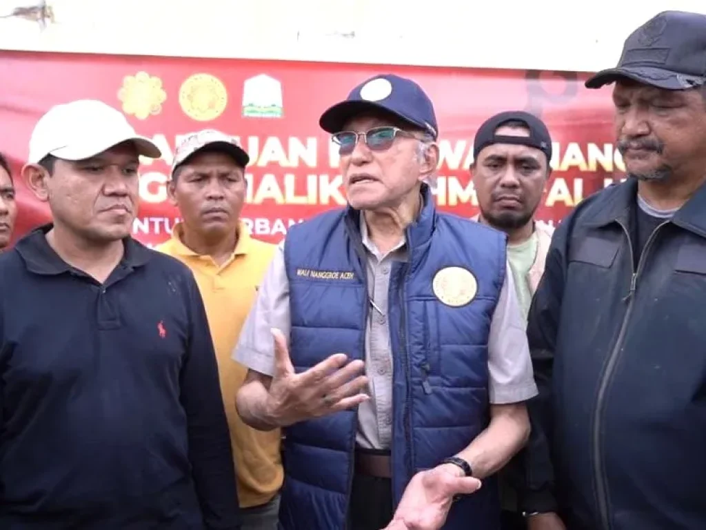 Wali Nanggroe Aceh, Paduka Yang Mulia Tgk. Malik Mahmud Al-Haythar, Bantuan diterima oleh Bupati Aceh Tamiang dan Ketua DPRK Aceh Tamiang, serta disaksikan Wakil Gubernur Aceh, di halaman Kantor Bupati Aceh Tamiang