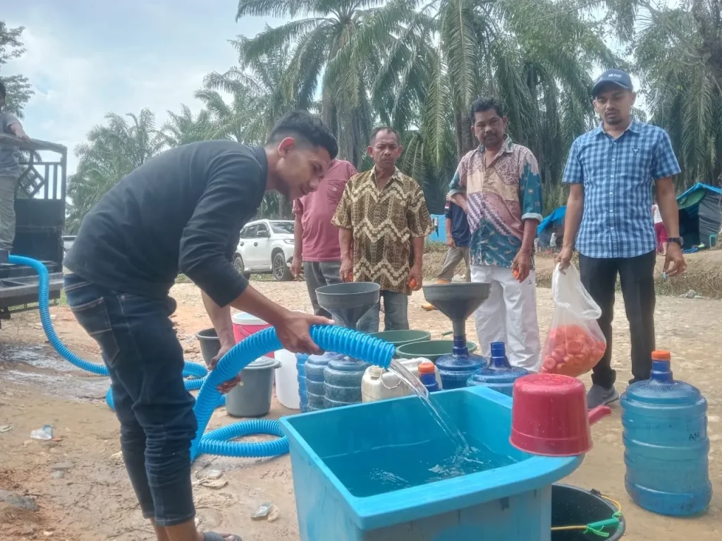 Yayasan Geutanyoe Bersama YCWS Distribusikan Air Bersih untuk Pengungsi di Langkahan