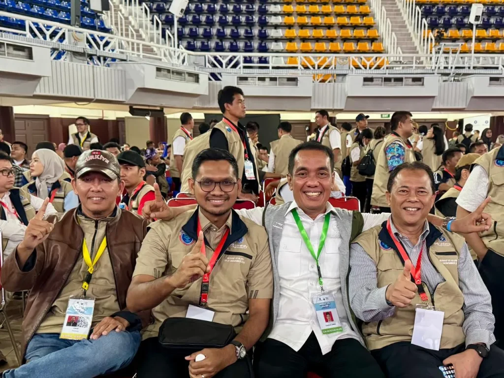 Ketua Umum DPP HA IPB Terpilih Fauzi H. Amro (Kemeja Putih) photo bersama Ketua Umum, Wakil Ketua, dan Sekretaris Umum DPD HA IPB di sela-sela MUNAS HA IPB di Kampus IPB University, Bogor.