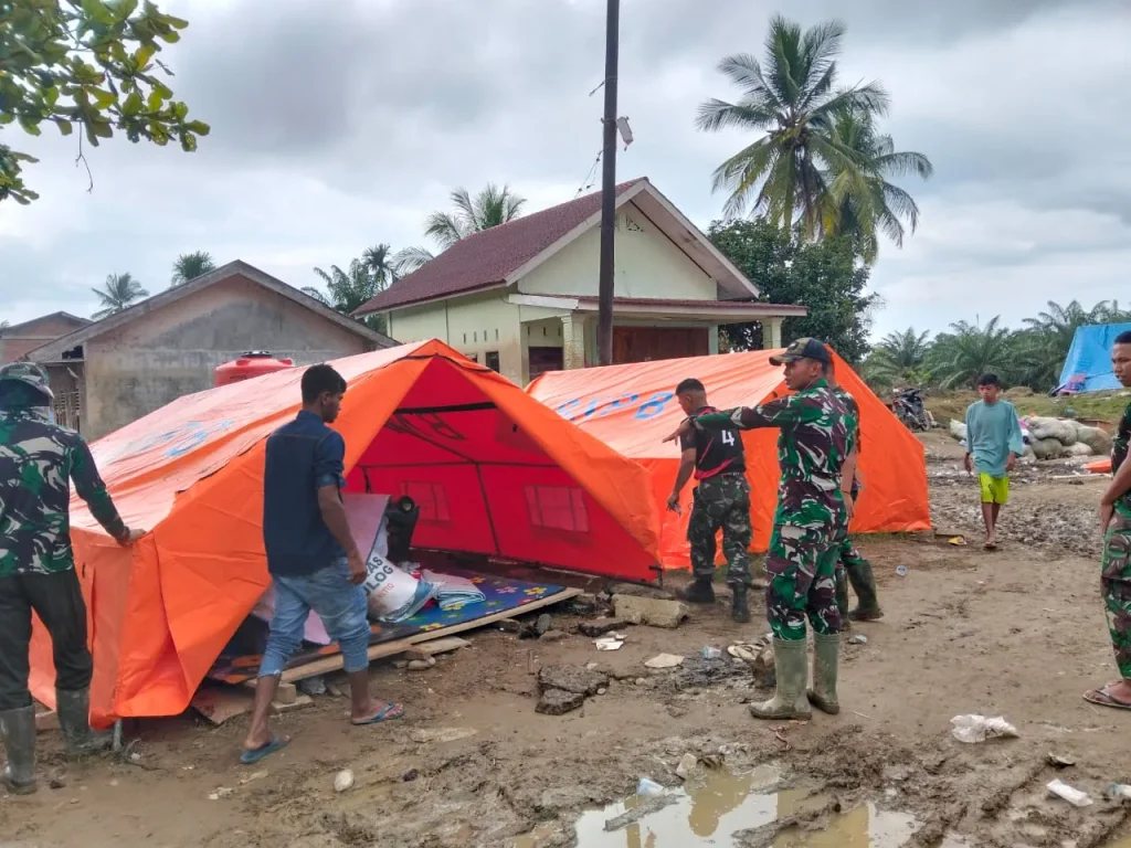 Kodim 0103/Aceh Utara Salurkan Tenda Family di Langkahan, Bantuan BNPB