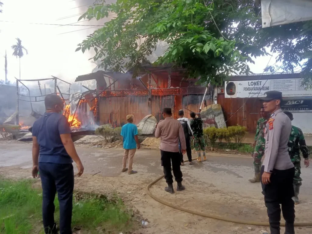 Enam pintu rumah toko (ruko) di Dusun Lamdayah, Gampong Tanjong Ara, Kecamatan Tanah Jambo Aye, Kabupaten Aceh Utara