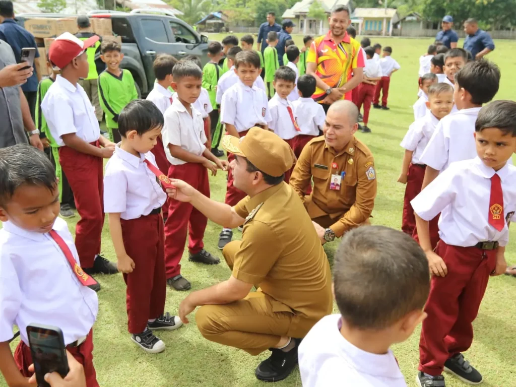 Wali Kota Lhokseumawe Salurkan Bantuan Sepatu dan Seragam Sekolah bagi Anak-anak Korban Bencana di Lhokseumawe