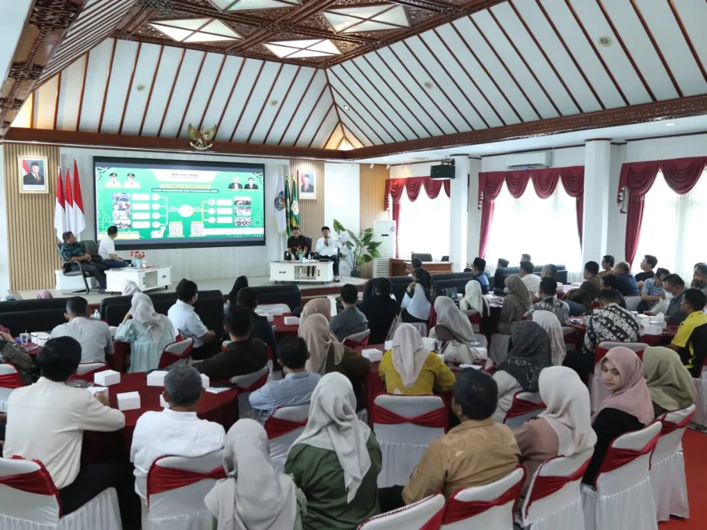Wali Kota Lhokseumawe Dr. Sayuti Abubakar, SH, MH memimpin langsung kegiatan Silaturahmi dan Implementasi Upah Minimum Provinsi (UMP) Aceh Tahun 2026 yang berlangsung di Aula Kantor Wali Kota Lhokseumawe pada Jum’at (23/01/2026) pagi.