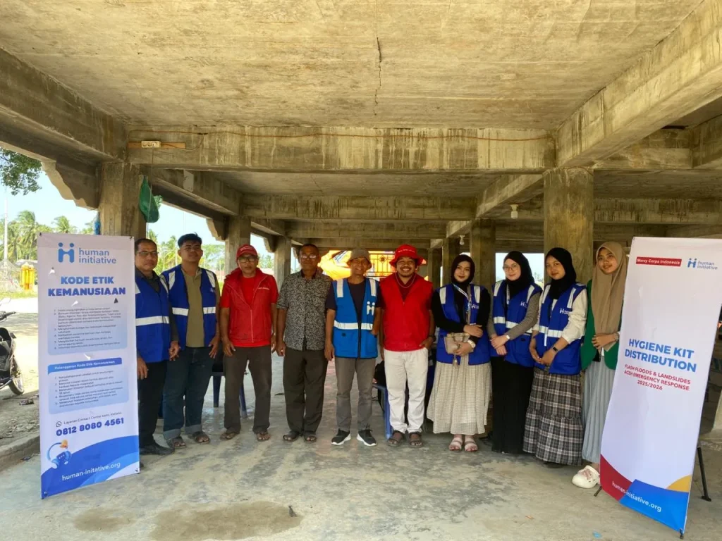 Mahasiswa KKN Kelompok 19 Turut Salurkan Hygiene Kit untuk Korban Banjir Bandang dan Longsor di Paloh Raya