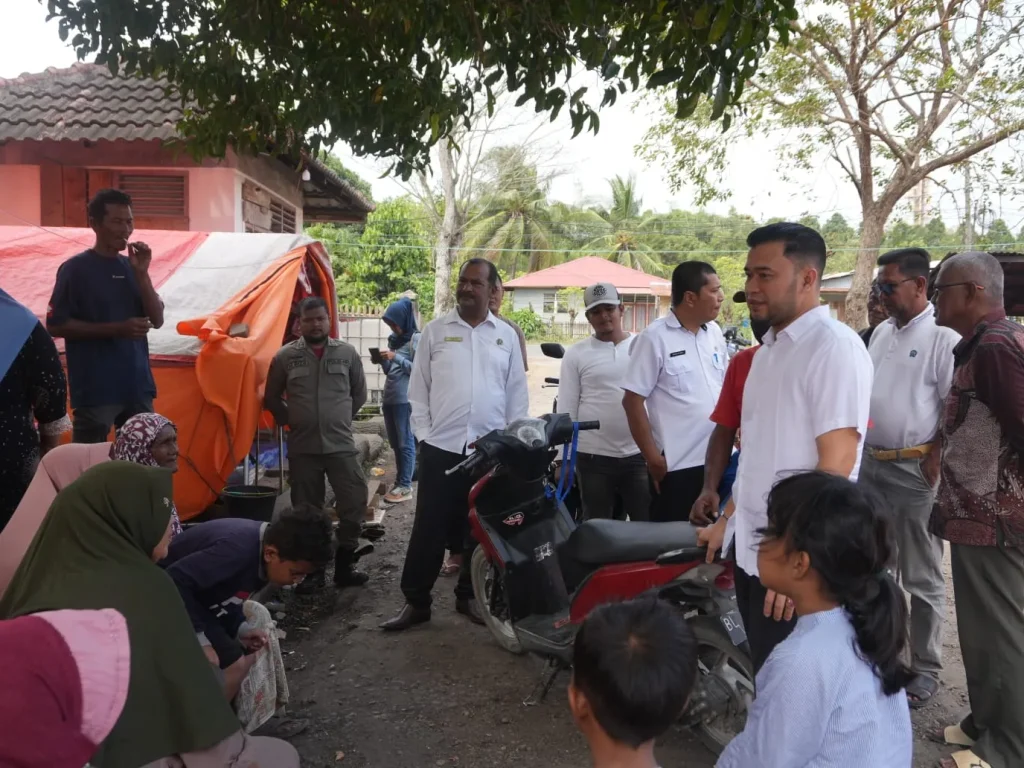 Pemerintah Kota Lhokseumawe melalui Kepala Dinas Komunikasi dan Informatika Taruna Putra Satya bersama Kepala Dinas Sosial Musliyadi meninjau lokasi pengungsian